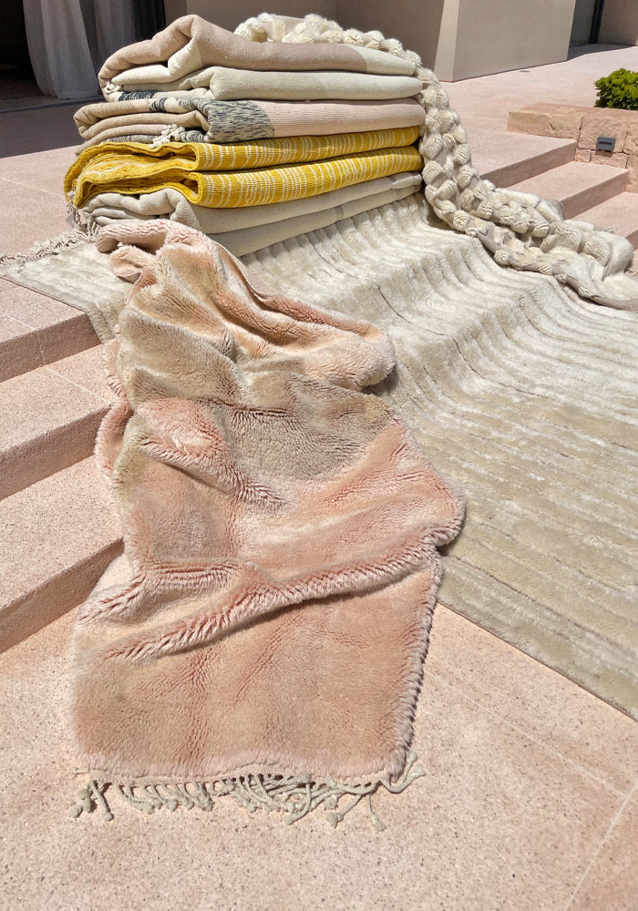 Présentation de tapis marocains en extérieur Présentation de tapis marocains en extérieur